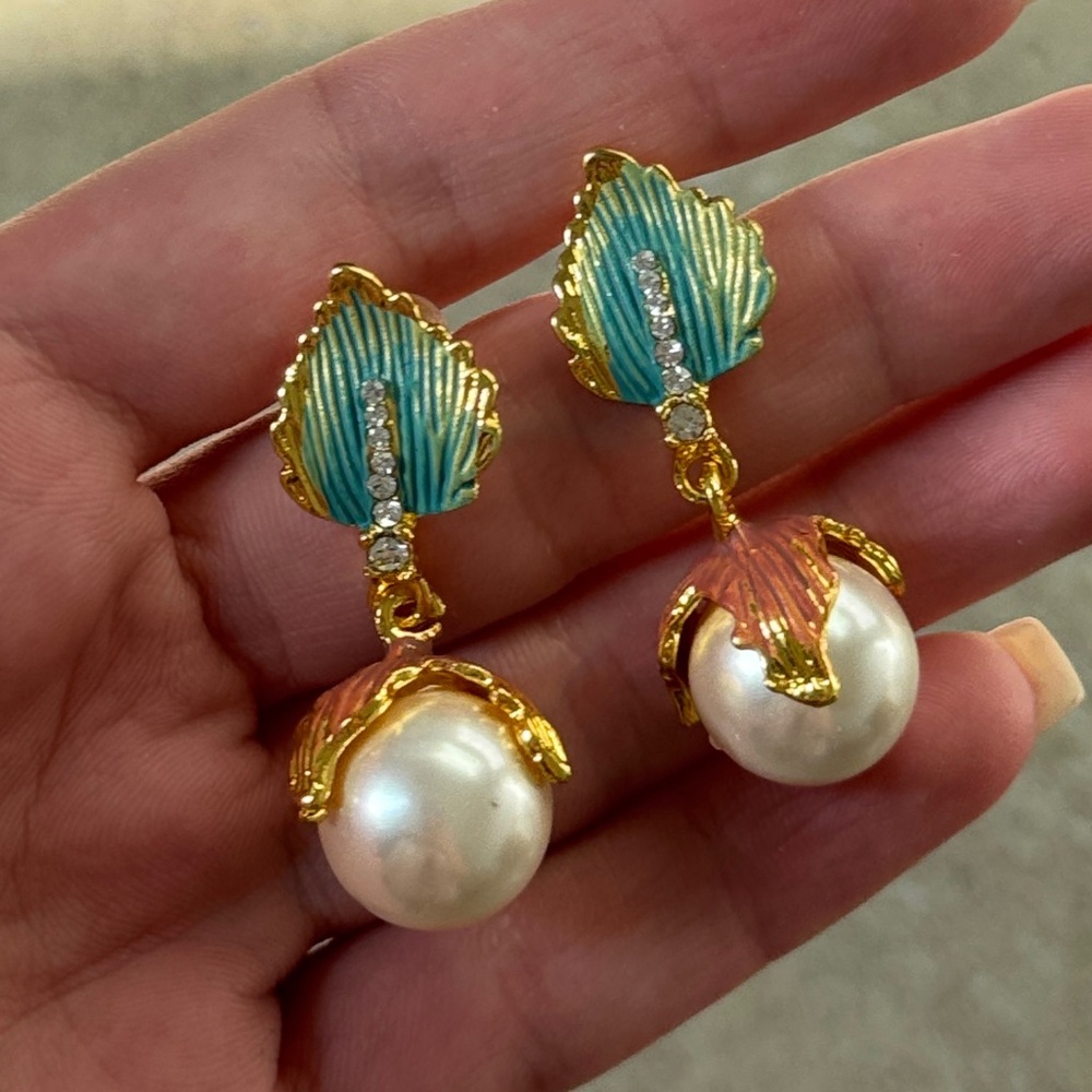 💖4/$30 New Elegant Gold and Teal Leaf Pearl Drop Earrings